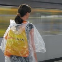 Iklan Gratis di Plastik Jas Hujan