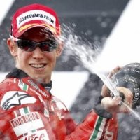 Rossi Jatuh, Stoner Juara