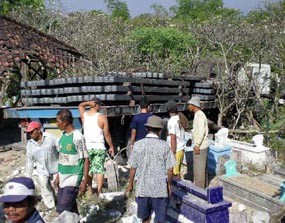 Usai Tabrak Dua Kendaraan, Truk Trailer Ngunysep ke Kuburan
