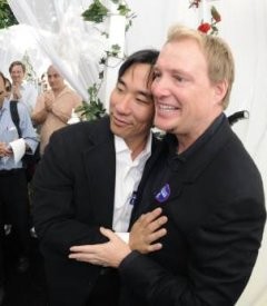 Pria Lahirkan Bayi Perempuan