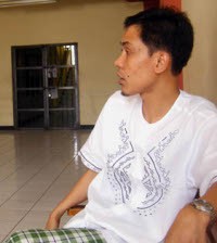 Munarman, Bosan dan Sarung