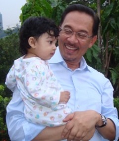 Ribuan Pendukung Anwar Ibrahim Berkumpul di Stadion 