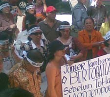 Jemaat HKBP Demo di Hotel