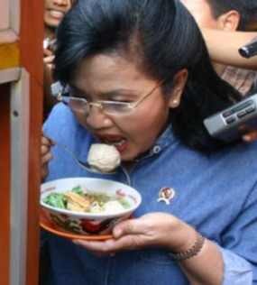 Menkes Takut Difoto Saat Berenang