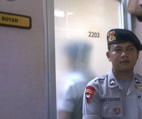 6 Jam Geledah Ruang Bulyan, KPK Angkut Koper