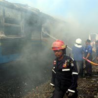 Dua Gerbong KA Terbakar, Arus Lalin Merambat 