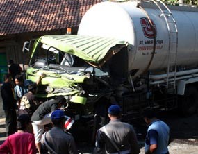 Trailer Hantam Truk Semen Curah, Lalin Macet 4 Jam