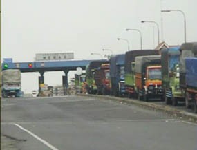 Antrean Truk di Pelabuhan Merak Semakin Menggila