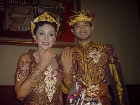 Oka Antara Menikah dengan Adat Singkat Oka Antara Menikah dengan Adat Singkat