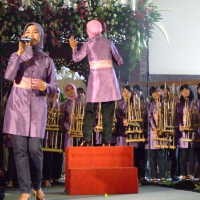 Terbang ke Eropa Bersama Angklung
