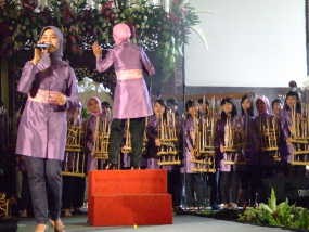 Terbang ke Eropa Bersama Angklung
