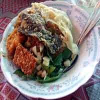 Hmm... Nikmatnya Pecel Ketampon Pojok