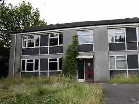 Pria Potong Kepala Sendiri dengan Gergaji Mesin