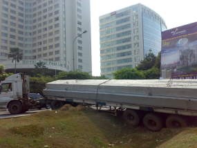 Truk Trailer Belum Dievakuasi, Casablanca Macet Parah