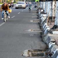 Besi Penutup Selokan Raib, Waspadai Kawasan Darmo
