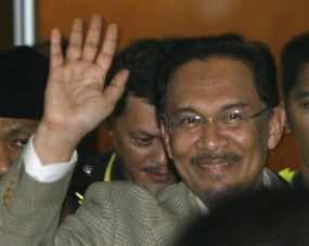 Anwar, Melesat Bak Meteor Lalu Jatuh & Dijatuhkan Lagi