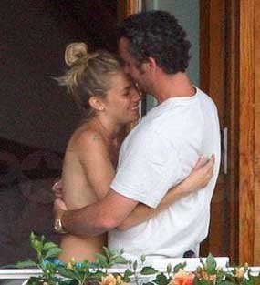 Sienna Miller Topless Bareng Pria Beristri