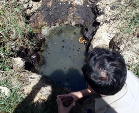 Aneh, Sumur Warga Sumenep Keluarkan Air Bercampur Aspal