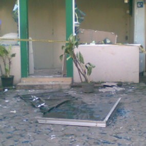 Serpihan Kaca Masih Berserakan