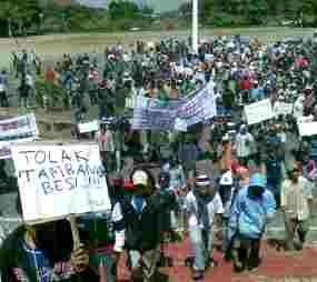 Tolak Penambangan Pasir Besi, Warga Kulonprogo Serbu UGM