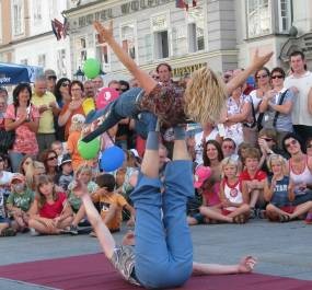 Menonton Aksi Seniman di Linz