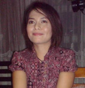 Digugat Cerai, Dea Mirella Jenguk Mertua Sakit