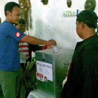 Coblosan di TPS 26, Anggota KPPS Dandan Ala Reog