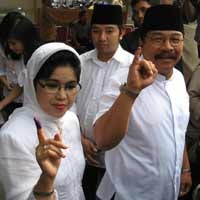 Nyoblos di TPS 27, Pakde Karwo Nunggang Alphard 