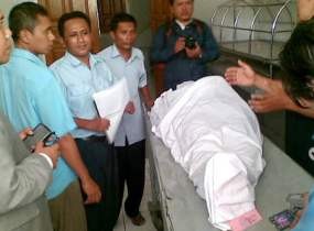 Istri Ramses Terkulai Lihat Jenazah Suaminya