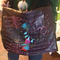 Tas Selempang Unik untuk Bergaya