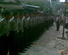 Massa Bawa Senjata Ala Kadarnya