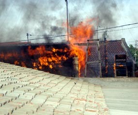Diduga Korsleting, Gudang Bawang Hangus Dilalap Api