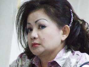 Pendukung Artalyta Rebutan Nasi Padang