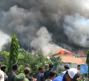 Api di Labschool dan UNJ Padam