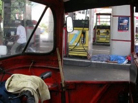 Antrean BBM di SPBU Kediri Kembali Terjadi