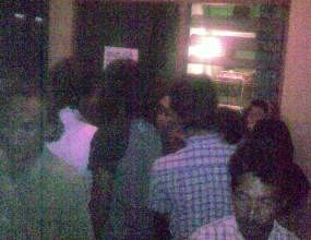 Masih Penasaran, Warga Intip Kamar Ryan Hingga Malam