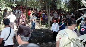 Polisi akan Sisir Rumah Ryan, Warga Kembali Berdatangan