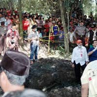 Tim Polda Jatim Tiba di Rumah Ryan, Warga Heboh