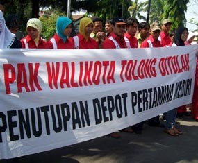 Tolak Penutupan Depo Pertamina, Karyawan SPBU Unjuk Rasa