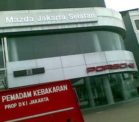 Show Room Mazda di Pondok Indah Terbakar 