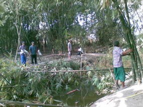 Police Line Tak Digubris Warga, Polisi Pasang Pagar Bambu