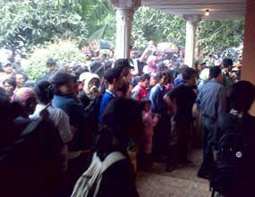 Halaman Siap Digali, Warga Mulai Datangi Rumah Ryan 