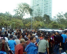 Mahasiswa SETIA Diangkut 10 Truk dari DPR ke Gedung Transito