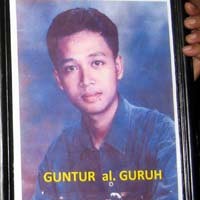 Disambut Tangis Ratusan Warga, Jenazah Guntur Dimakamkan