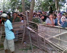 Police Line Tak Digubris Warga, Polisi Pasang Pagar Bambu