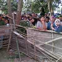 Police Line Tak Digubris Warga, Polisi Pasang Pagar Bambu