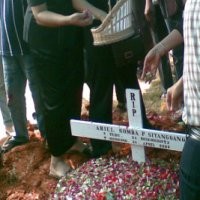 Jenazah Ariel Dimakamkan Satu Liang Dengan Ayahnya