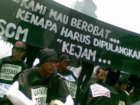 Keluarga Pasien yang Diusir RSCM Demo di Bundaran HI