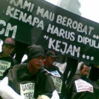 Keluarga Pasien yang Diusir RSCM Demo di Bundaran HI