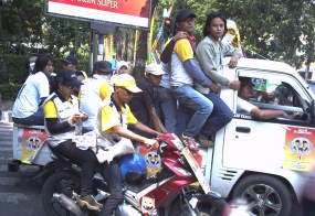 Ratusan Orang Mulai Berdatangan ke GOR Saparua
